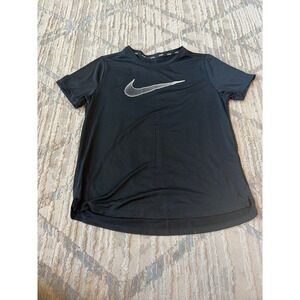 girls nike t shirt athletic large